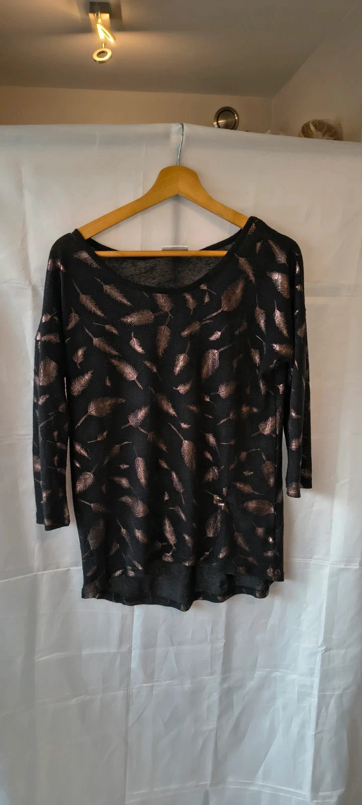 Trendy zwart licht transparant shirt met 3/4 mouwen | Smalle maat S | Feather print |#289 – photo 2